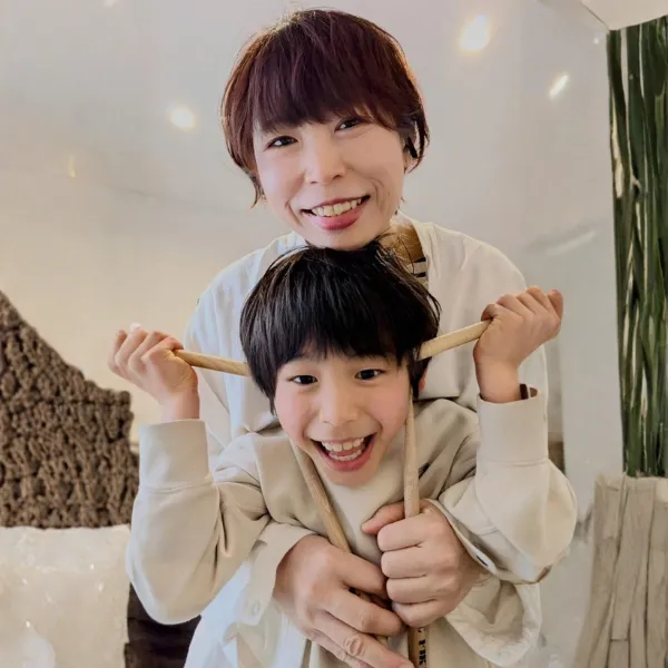 ドラムレッスンを楽しむ初心者の女性